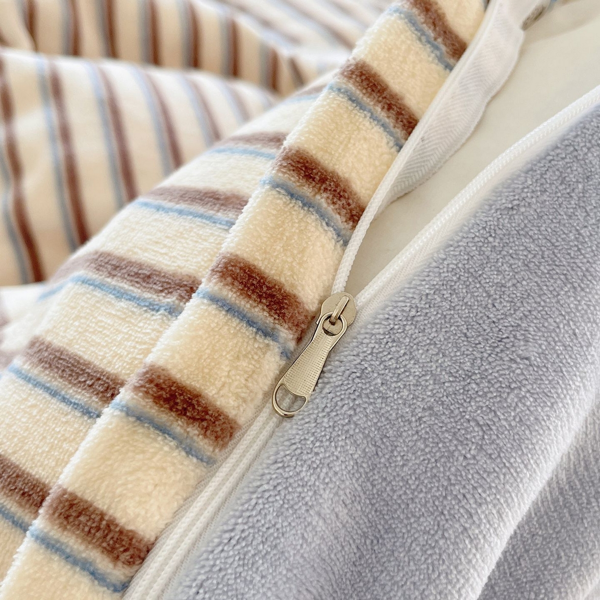 91家纺网 家纺一手货源 找家纺 金爱家 2025新款A类ins小清新少女奶油卡通可爱加厚牛奶绒四件套 绒-彩条星星狗