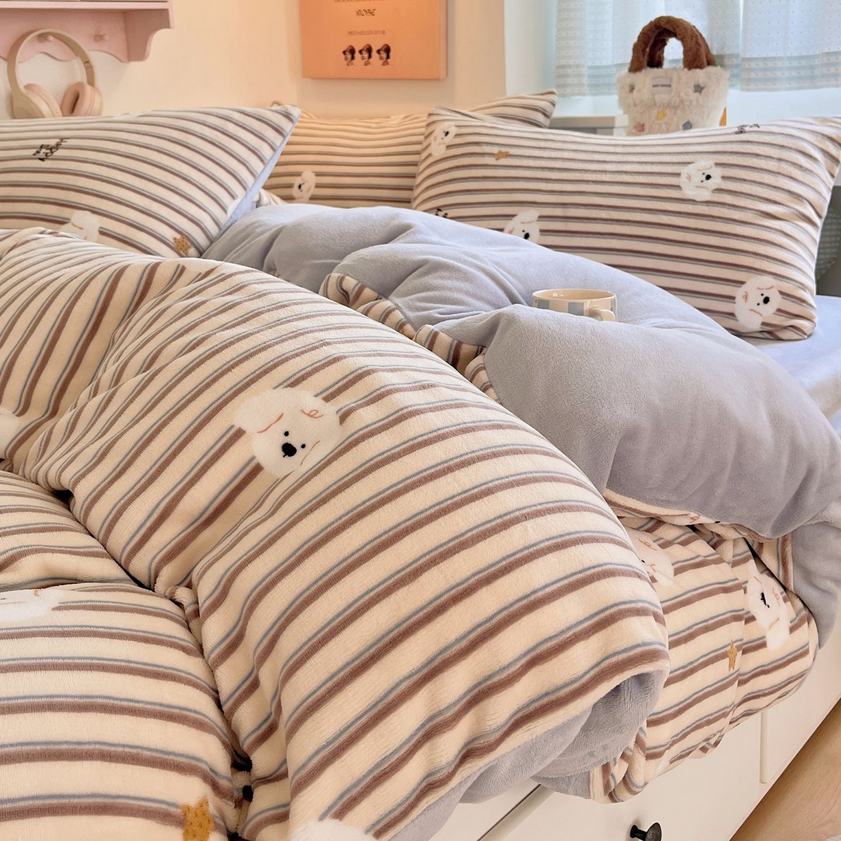 91家纺网 家纺一手货源 找家纺 金爱家 2025新款A类ins小清新少女奶油卡通可爱加厚牛奶绒四件套 绒-彩条星星狗