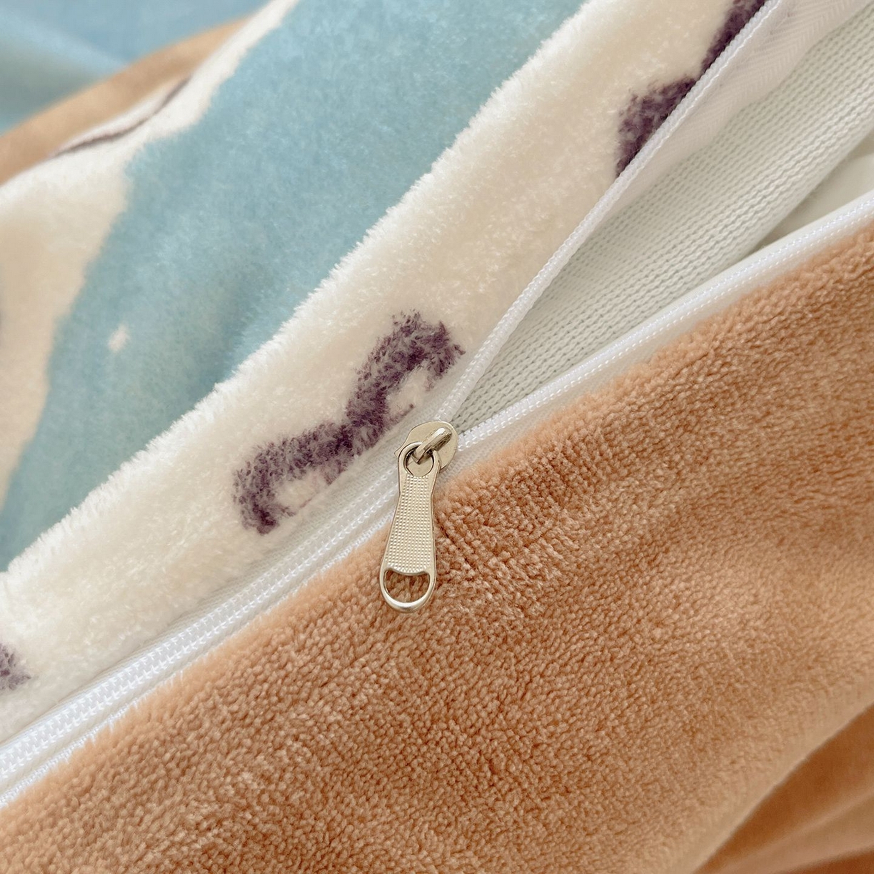 91家纺网 家纺一手货源 找家纺 金爱家 2025新款A类ins小清新少女奶油卡通可爱加厚牛奶绒四件套 绒-菲尔岛小熊