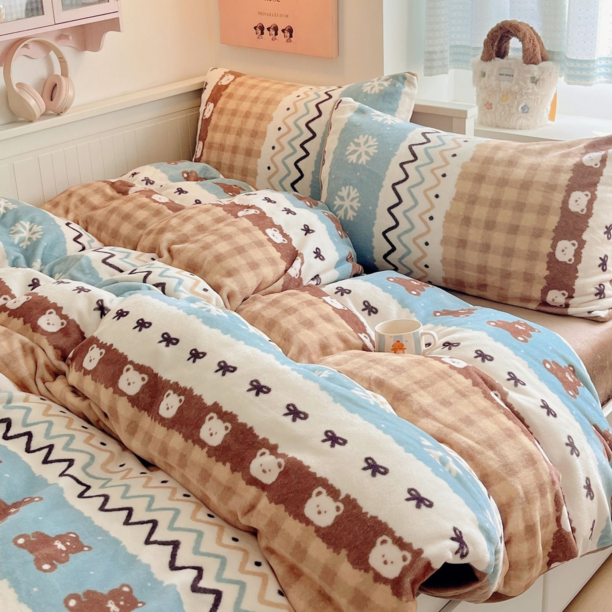 91家纺网 家纺一手货源 找家纺 金爱家 2025新款A类ins小清新少女奶油卡通可爱加厚牛奶绒四件套 绒-菲尔岛小熊