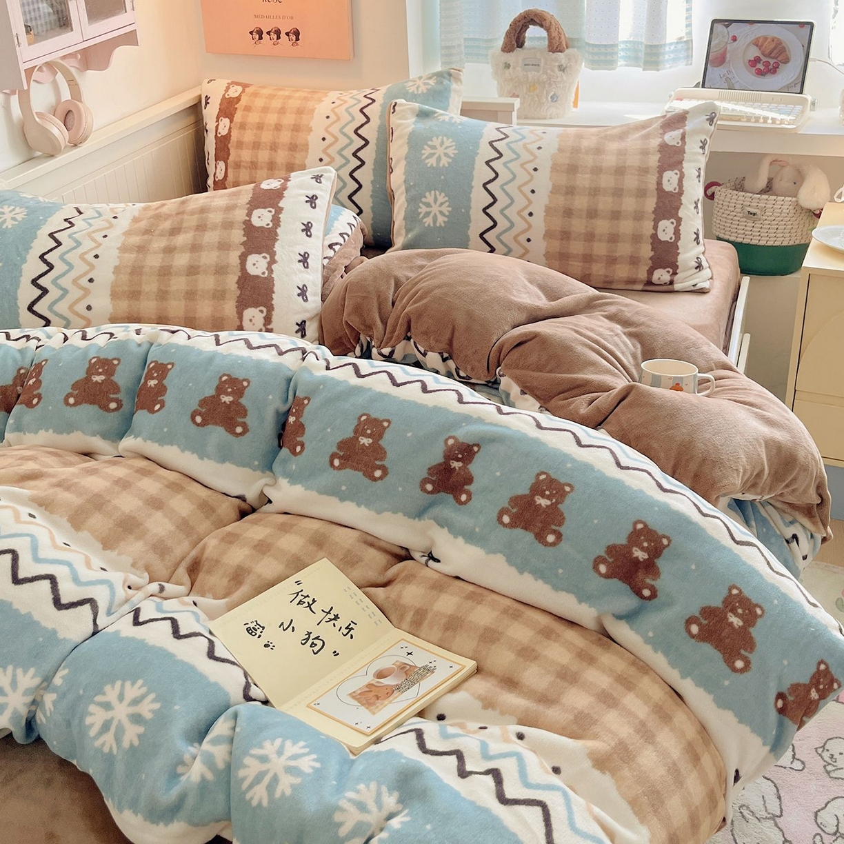 91家纺网 家纺一手货源 找家纺 金爱家 2025新款A类ins小清新少女奶油卡通可爱加厚牛奶绒四件套 绒-菲尔岛小熊