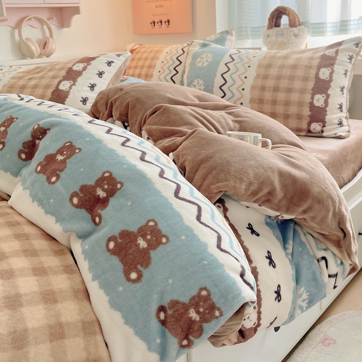 91家纺网 家纺一手货源 找家纺 金爱家 2025新款A类ins小清新少女奶油卡通可爱加厚牛奶绒四件套 绒-菲尔岛小熊