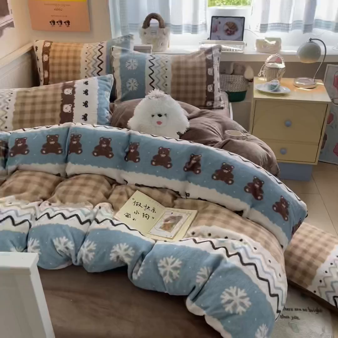 91家纺网 家纺一手货源 找家纺 金爱家 2025新款A类ins小清新少女奶油卡通可爱加厚牛奶绒四件套 绒-菲尔岛小熊