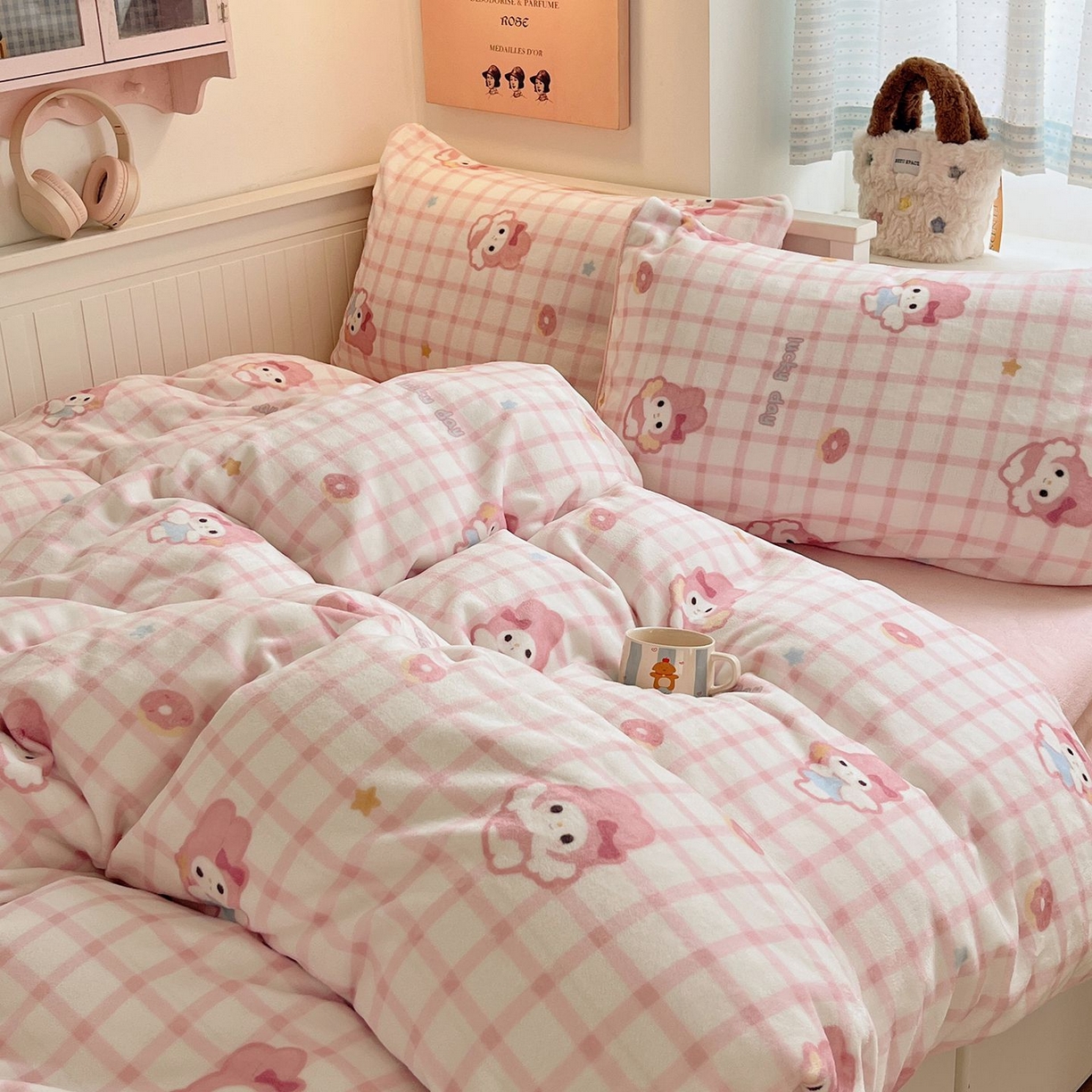 91家纺网 家纺一手货源 找家纺 金爱家 2025新款A类ins小清新少女奶油卡通可爱加厚牛奶绒四件套 绒-粉格天使兔