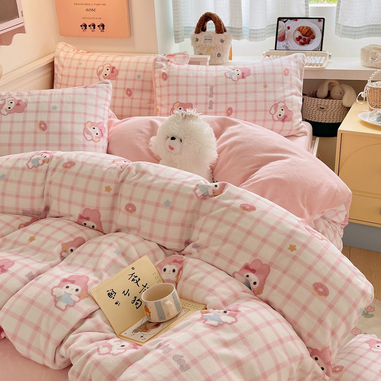 91家纺网 家纺一手货源 找家纺 金爱家 2025新款A类ins小清新少女奶油卡通可爱加厚牛奶绒四件套 绒-粉格天使兔
