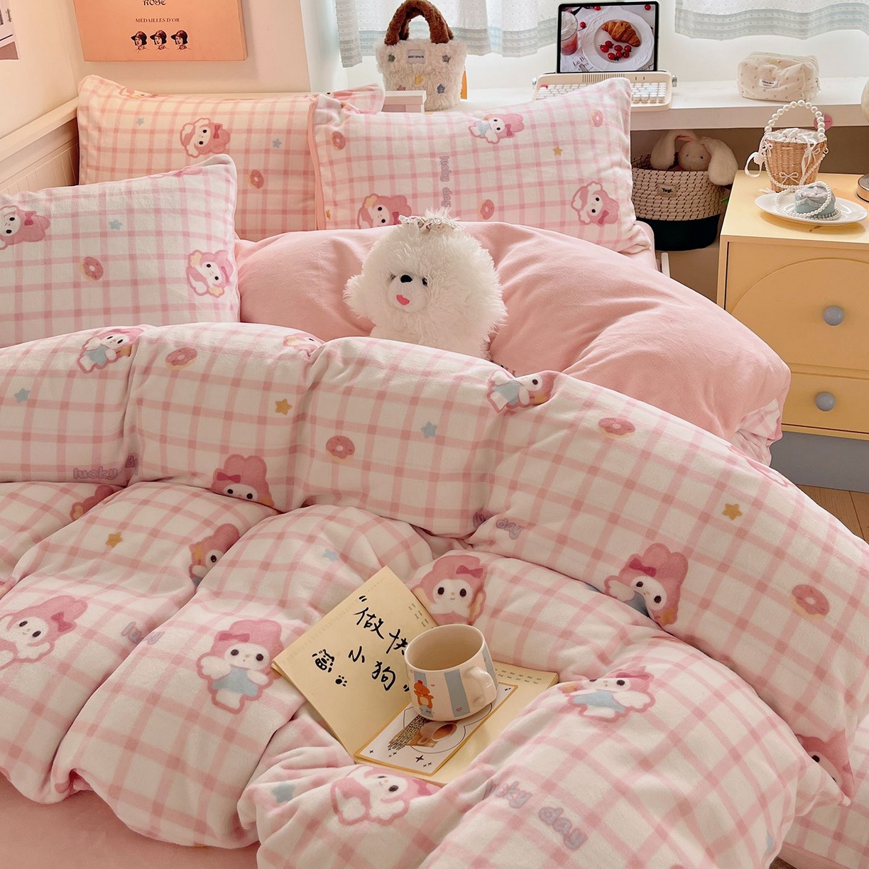 91家纺网 家纺一手货源 找家纺 金爱家 2025新款A类ins小清新少女奶油卡通可爱加厚牛奶绒四件套 绒-粉格天使兔