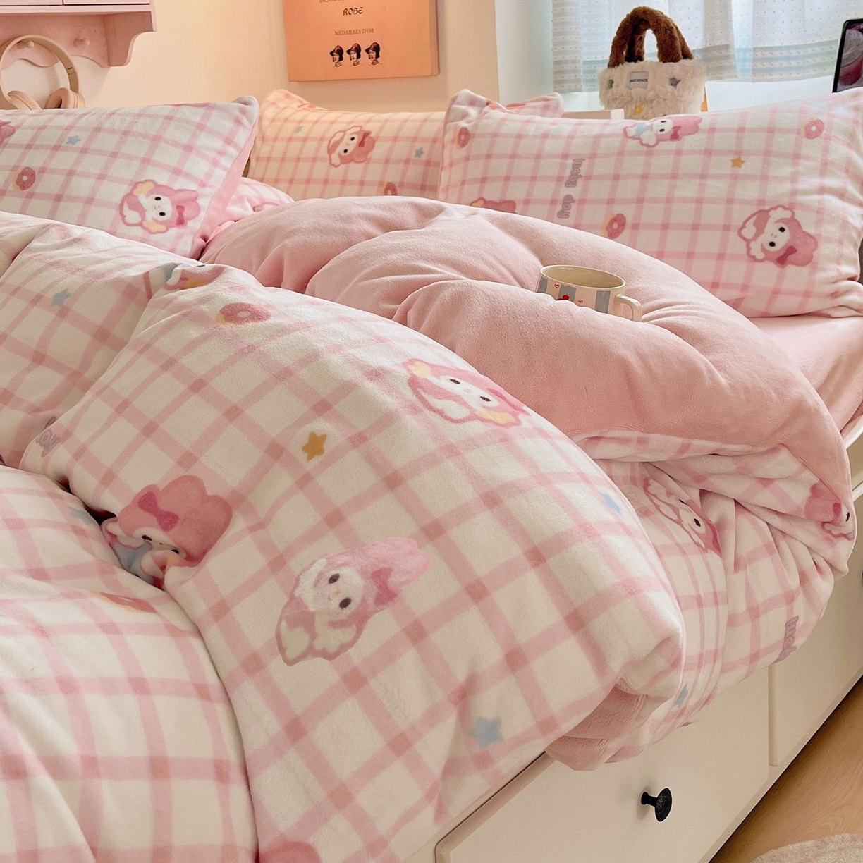 91家纺网 家纺一手货源 找家纺 金爱家 2025新款A类ins小清新少女奶油卡通可爱加厚牛奶绒四件套 绒-粉格天使兔