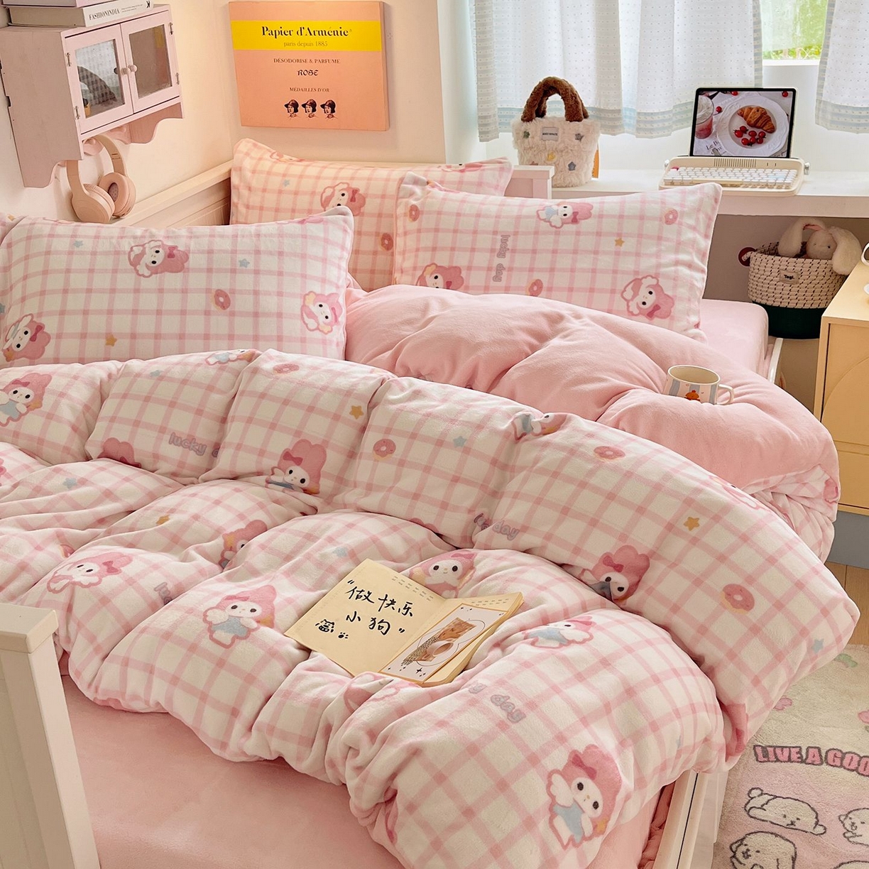 91家纺网 家纺一手货源 找家纺 金爱家 2025新款A类ins小清新少女奶油卡通可爱加厚牛奶绒四件套 绒-粉格天使兔