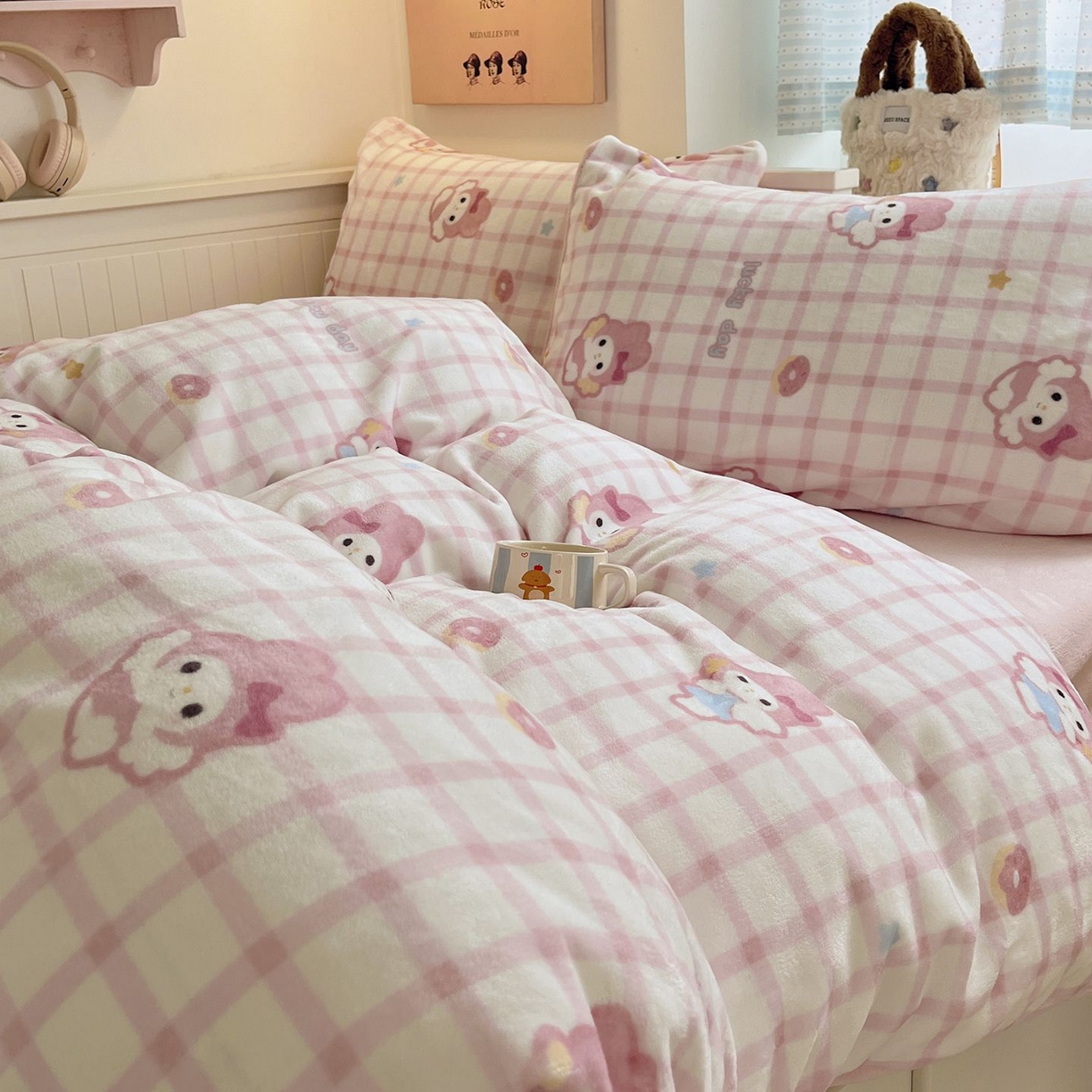 91家纺网 家纺一手货源 找家纺 金爱家 2025新款A类ins小清新少女奶油卡通可爱加厚牛奶绒四件套 绒-粉格天使兔