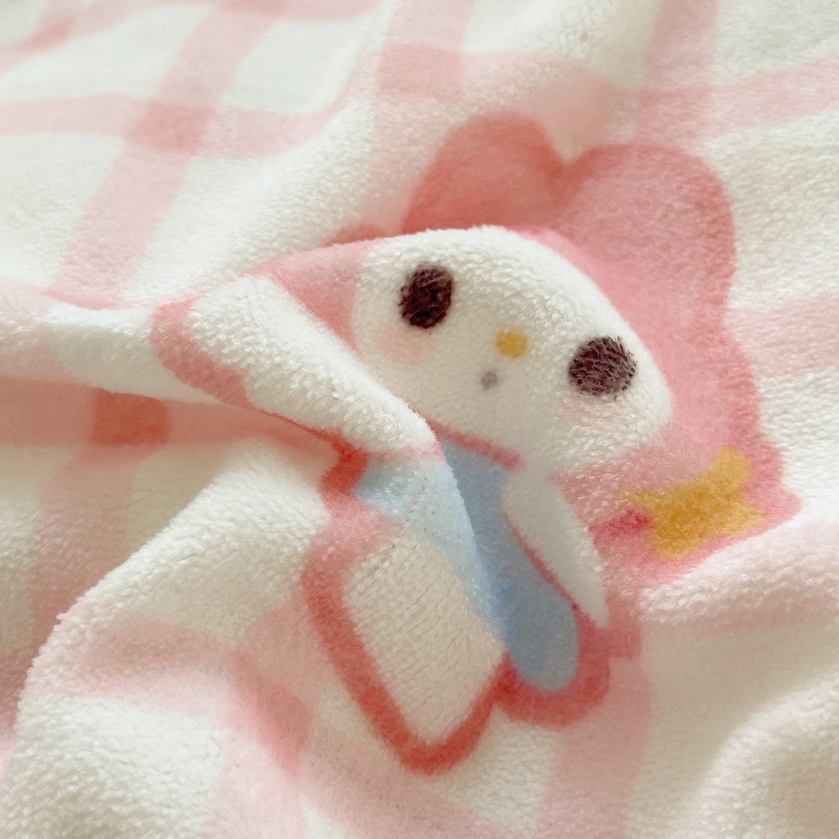 91家纺网 家纺一手货源 找家纺 金爱家 2025新款A类ins小清新少女奶油卡通可爱加厚牛奶绒四件套 绒-粉格天使兔