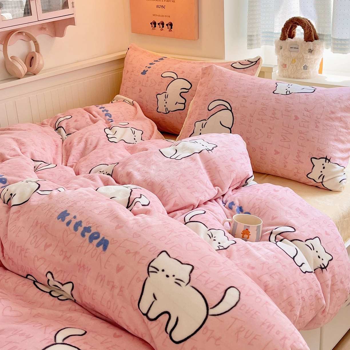 91家纺网 家纺一手货源 找家纺 金爱家 2025新款A类ins小清新少女奶油卡通可爱加厚牛奶绒四件套 绒-粉奶黄猫