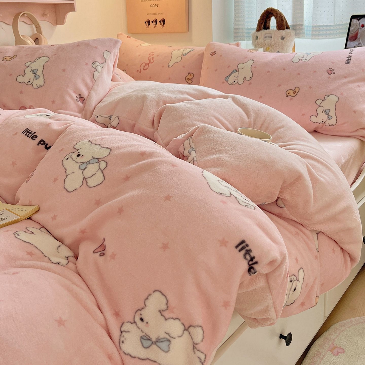 91家纺网 家纺一手货源 找家纺 金爱家 2025新款A类ins小清新少女奶油卡通可爱加厚牛奶绒四件套 绒-粉小狗