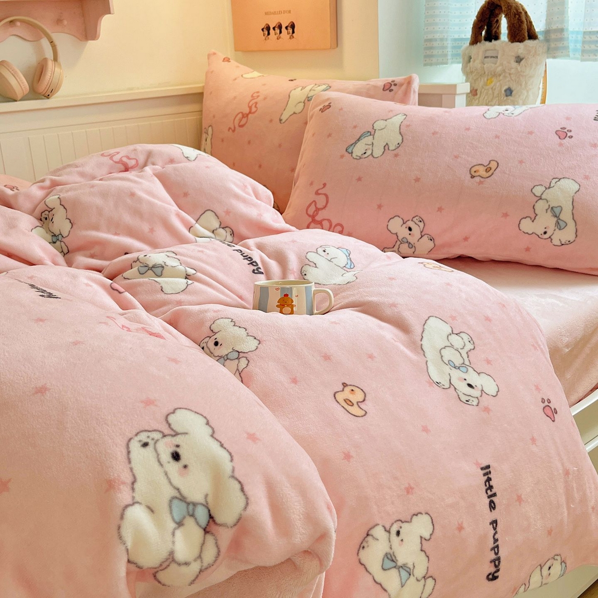 91家纺网 家纺一手货源 找家纺 金爱家 2025新款A类ins小清新少女奶油卡通可爱加厚牛奶绒四件套 绒-粉小狗