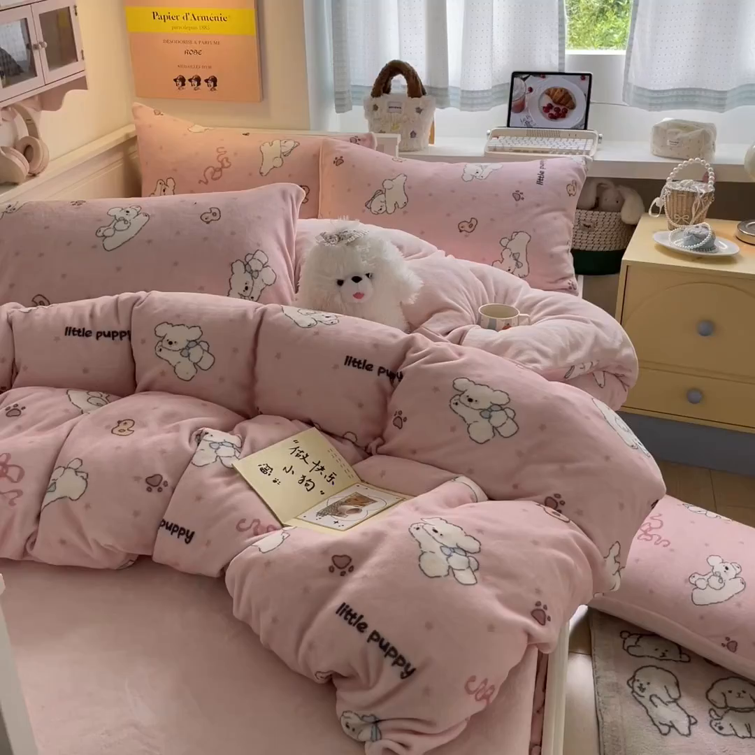 91家纺网 家纺一手货源 找家纺 金爱家 2025新款A类ins小清新少女奶油卡通可爱加厚牛奶绒四件套 绒-粉小狗