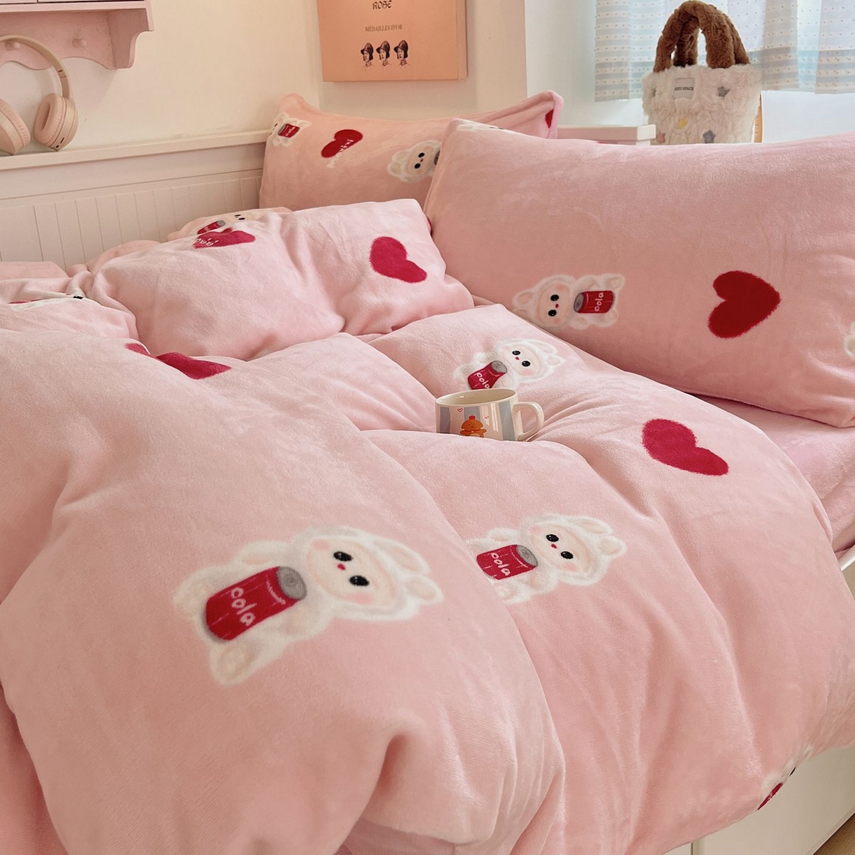 91家纺网 家纺一手货源 找家纺 金爱家 2025新款A类ins小清新少女奶油卡通可爱加厚牛奶绒四件套 绒-可乐甜甜