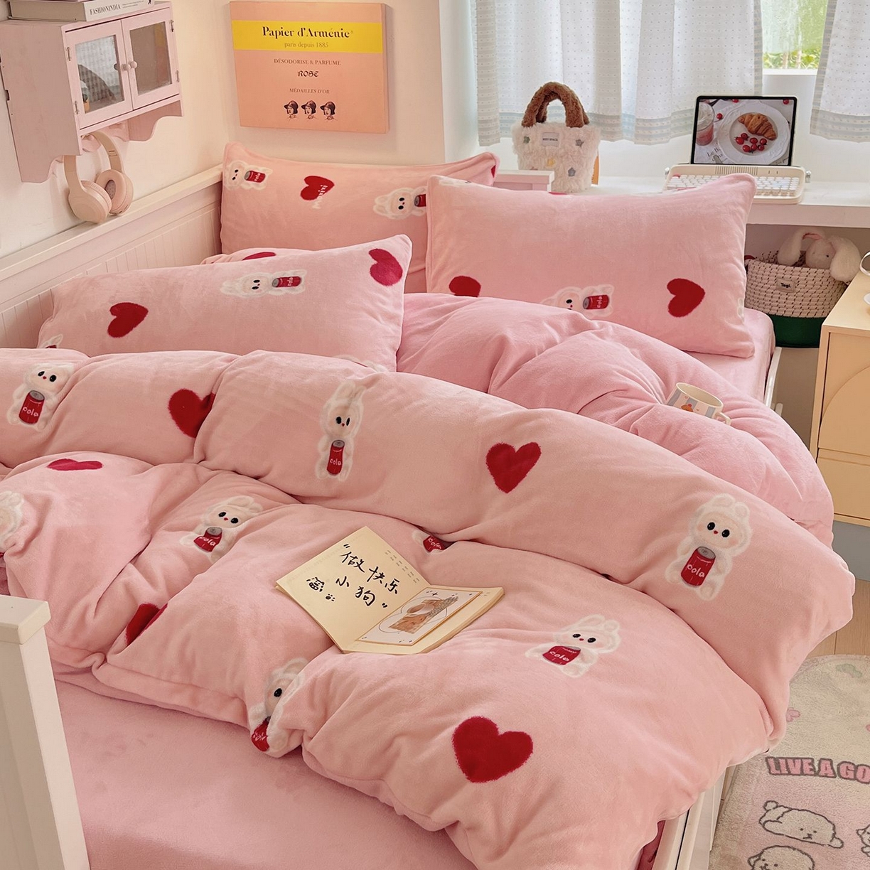 91家纺网 家纺一手货源 找家纺 金爱家 2025新款A类ins小清新少女奶油卡通可爱加厚牛奶绒四件套 绒-可乐甜甜