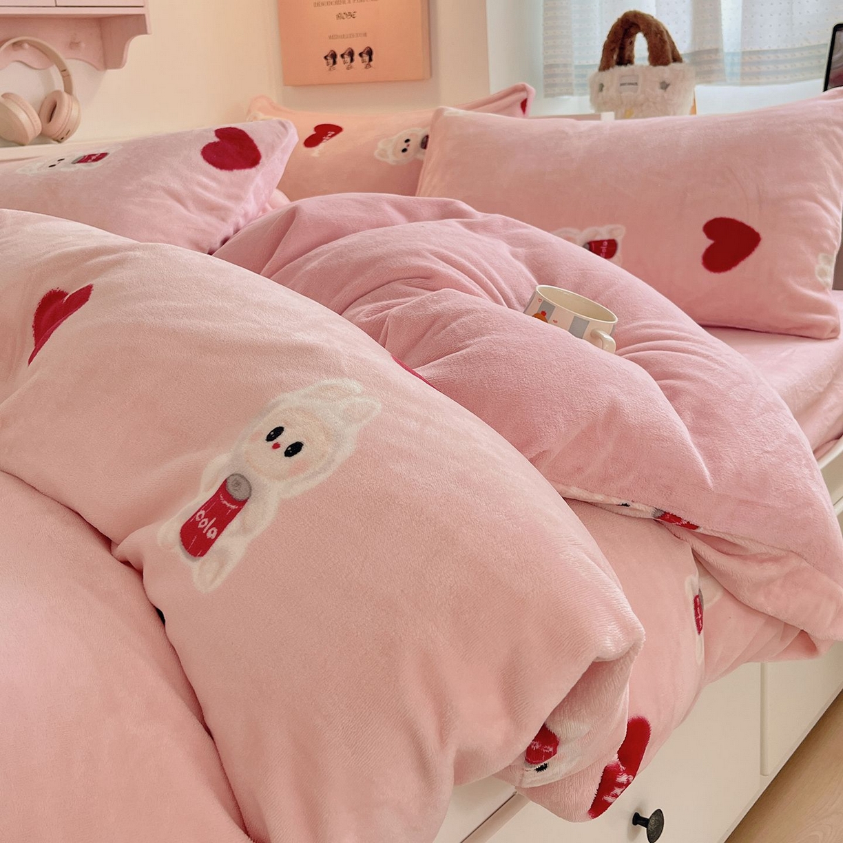 91家纺网 家纺一手货源 找家纺 金爱家 2025新款A类ins小清新少女奶油卡通可爱加厚牛奶绒四件套 绒-可乐甜甜