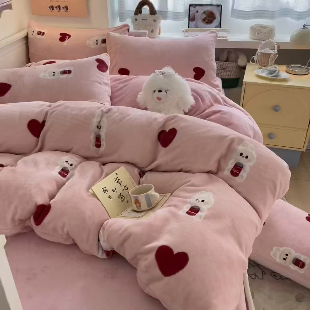 91家纺网 家纺一手货源 找家纺 金爱家 2025新款A类ins小清新少女奶油卡通可爱加厚牛奶绒四件套 绒-可乐甜甜