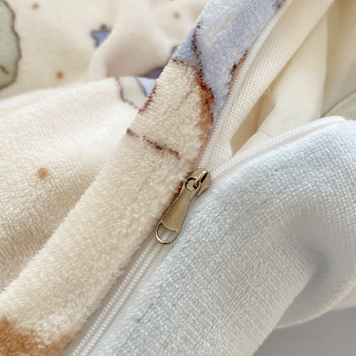 91家纺网 家纺一手货源 找家纺 金爱家 2025新款A类ins小清新少女奶油卡通可爱加厚牛奶绒四件套 绒-快乐喵