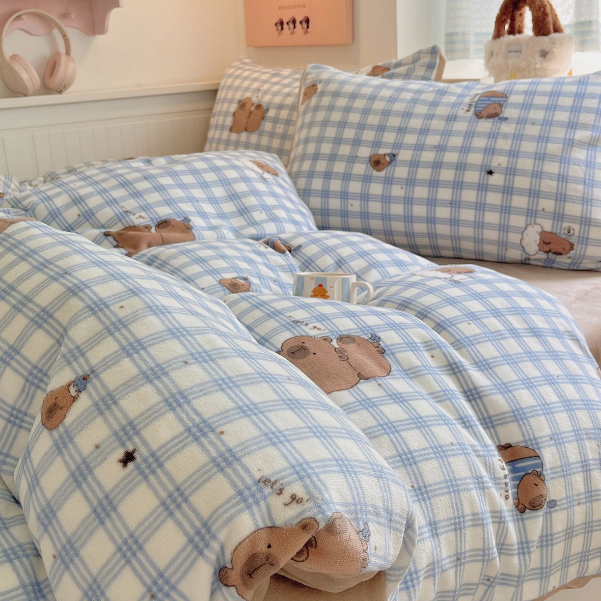 91家纺网 家纺一手货源 找家纺 金爱家 2025新款A类ins小清新少女奶油卡通可爱加厚牛奶绒四件套 绒-蓝格卡皮巴拉