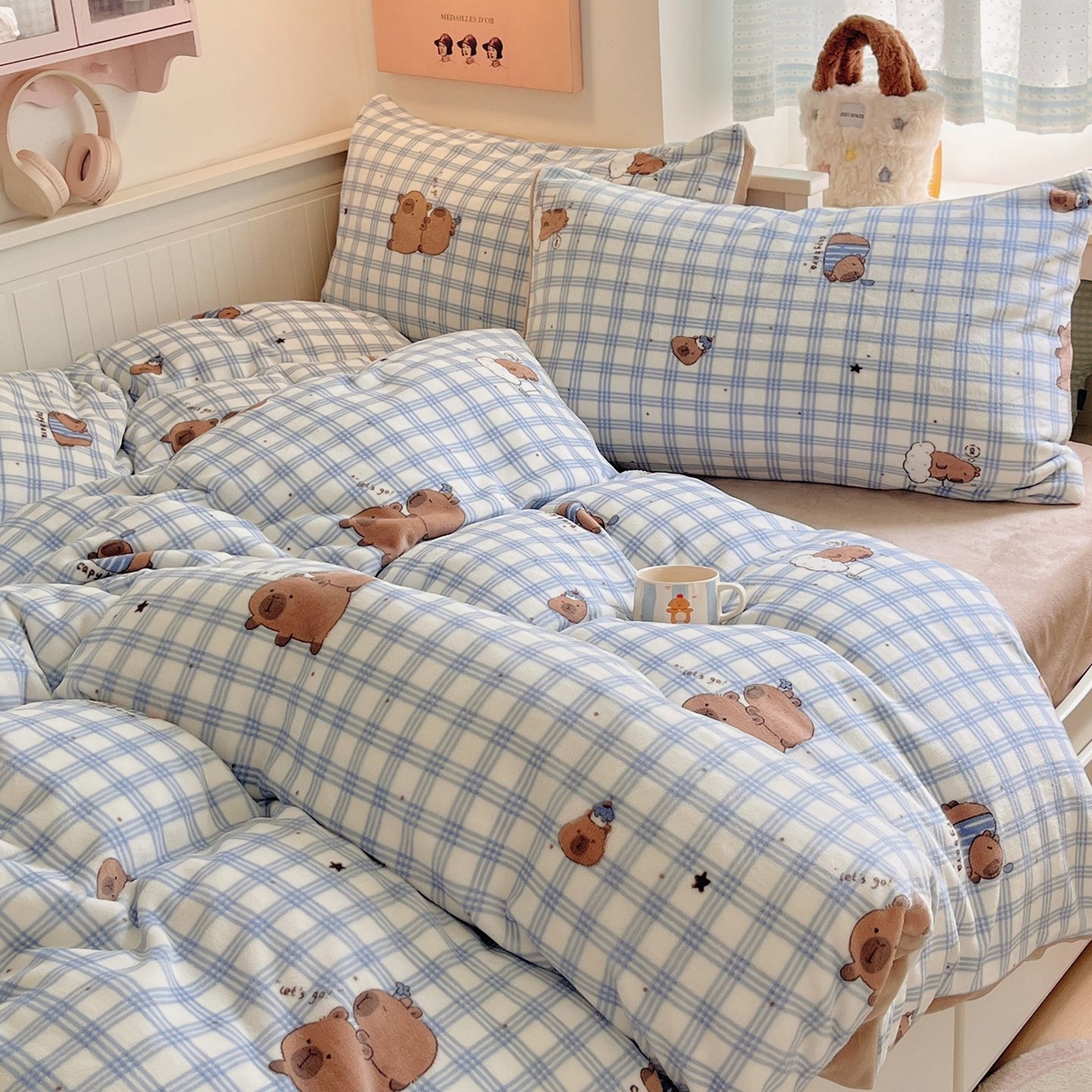 91家纺网 家纺一手货源 找家纺 金爱家 2025新款A类ins小清新少女奶油卡通可爱加厚牛奶绒四件套 绒-蓝格卡皮巴拉