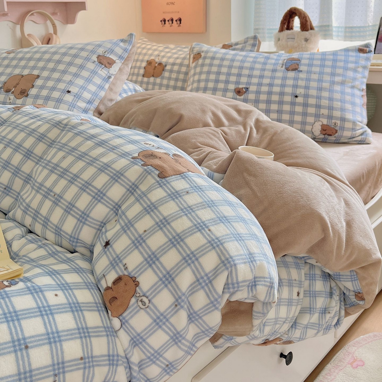 91家纺网 家纺一手货源 找家纺 金爱家 2025新款A类ins小清新少女奶油卡通可爱加厚牛奶绒四件套 绒-蓝格卡皮巴拉