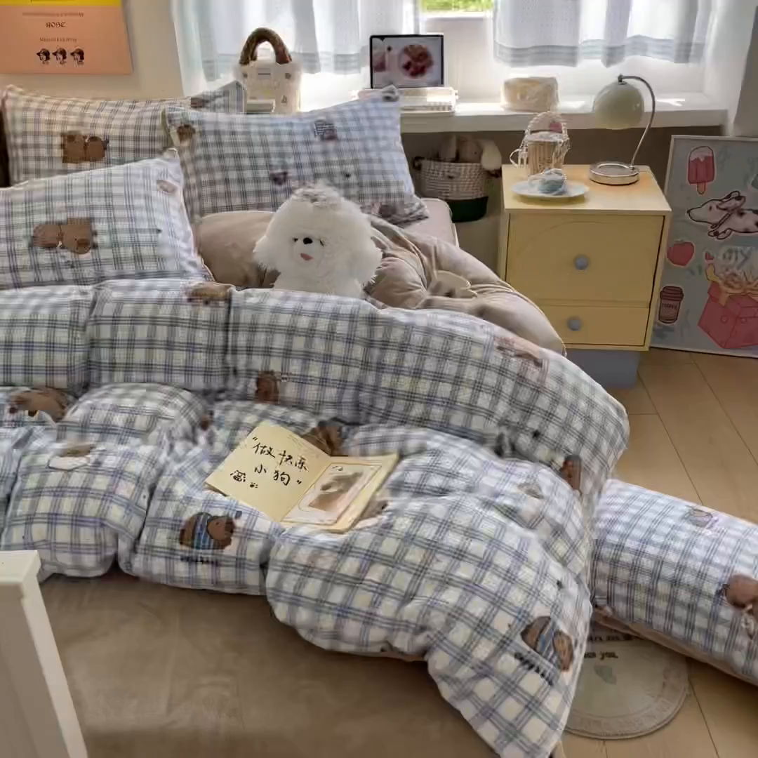 91家纺网 家纺一手货源 找家纺 金爱家 2025新款A类ins小清新少女奶油卡通可爱加厚牛奶绒四件套 绒-蓝格卡皮巴拉