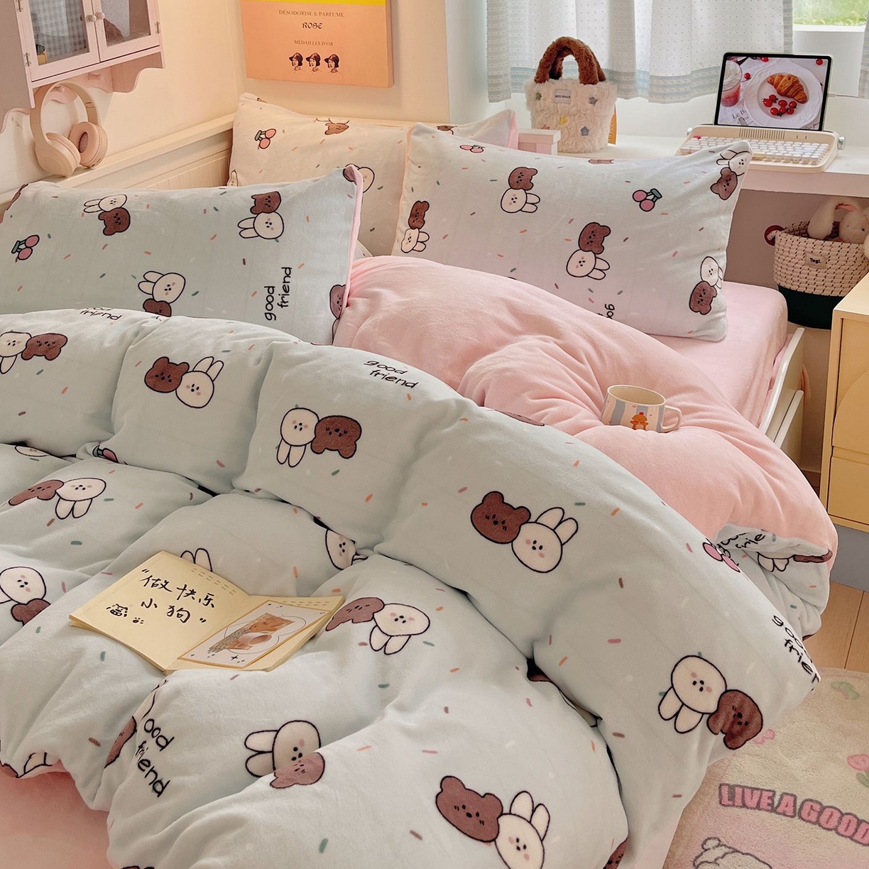 91家纺网 家纺一手货源 找家纺 金爱家 2025新款A类ins小清新少女奶油卡通可爱加厚牛奶绒四件套 绒-蓝色熊兔