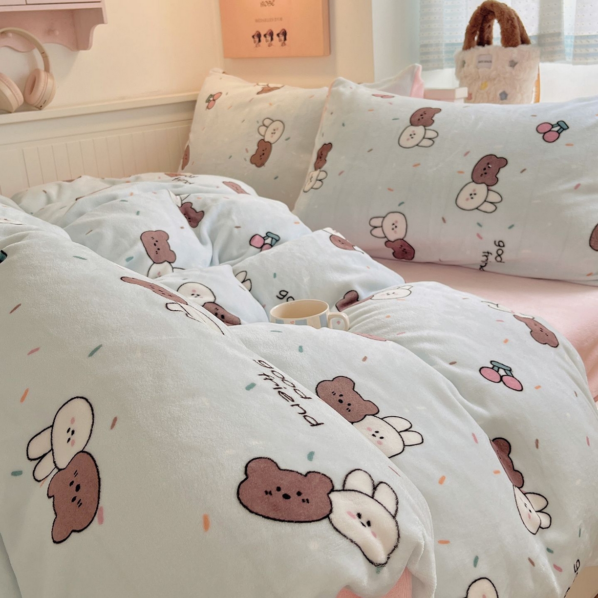 91家纺网 家纺一手货源 找家纺 金爱家 2025新款A类ins小清新少女奶油卡通可爱加厚牛奶绒四件套 绒-蓝色熊兔