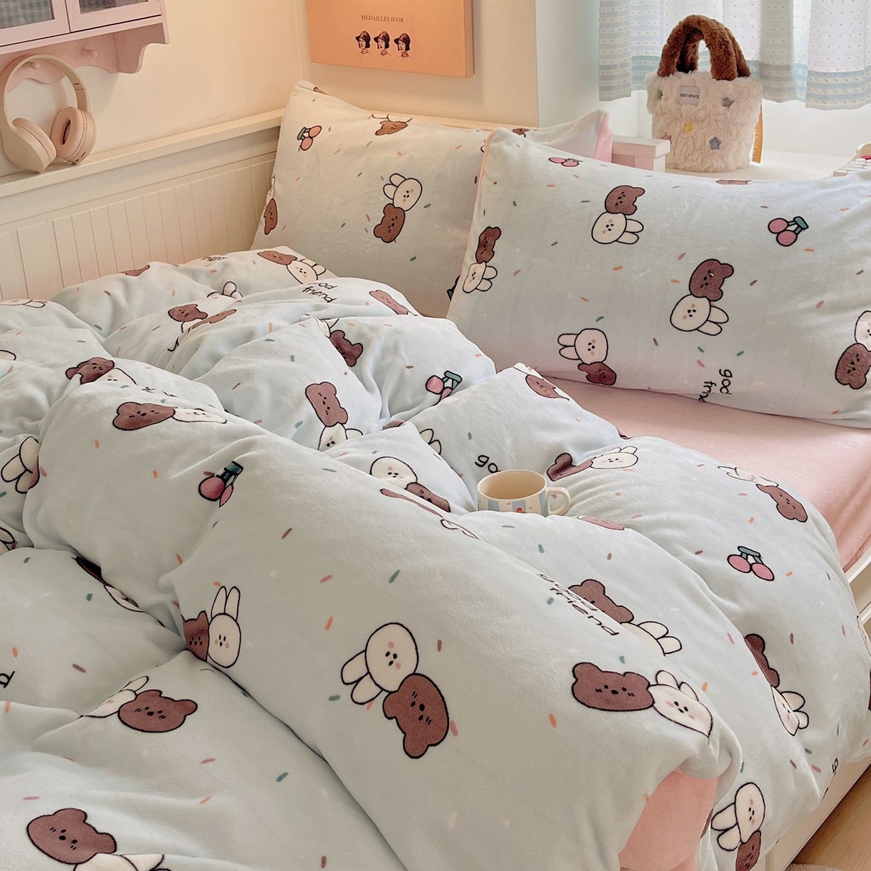 91家纺网 家纺一手货源 找家纺 金爱家 2025新款A类ins小清新少女奶油卡通可爱加厚牛奶绒四件套 绒-蓝色熊兔