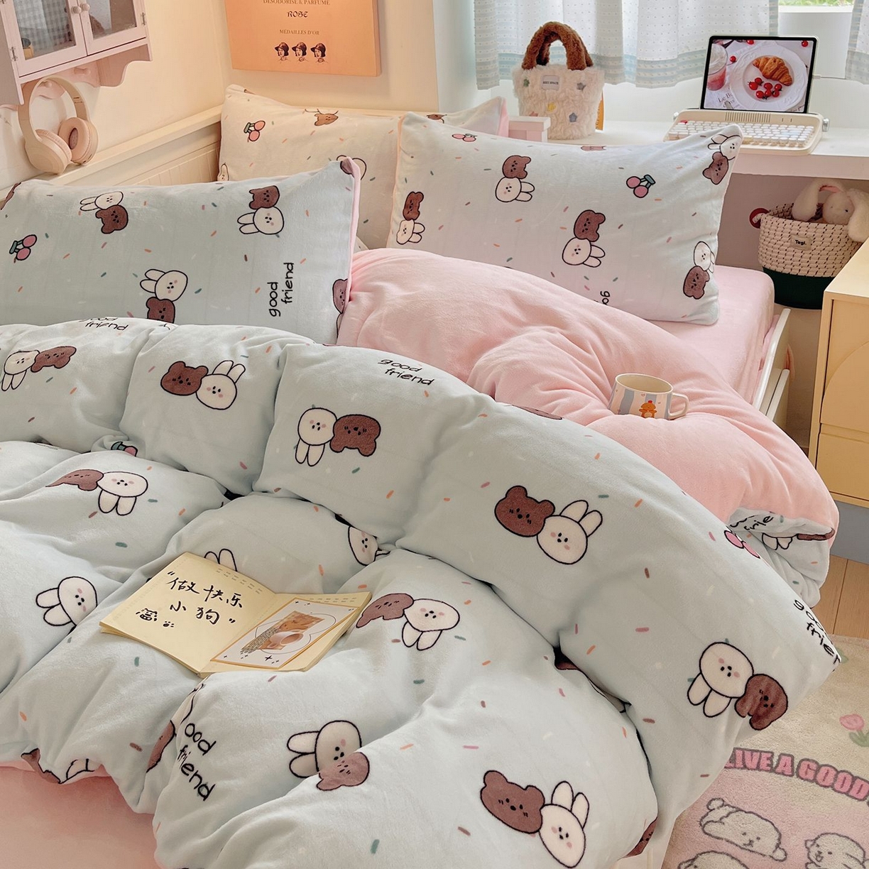 91家纺网 家纺一手货源 找家纺 金爱家 2025新款A类ins小清新少女奶油卡通可爱加厚牛奶绒四件套 绒-蓝色熊兔