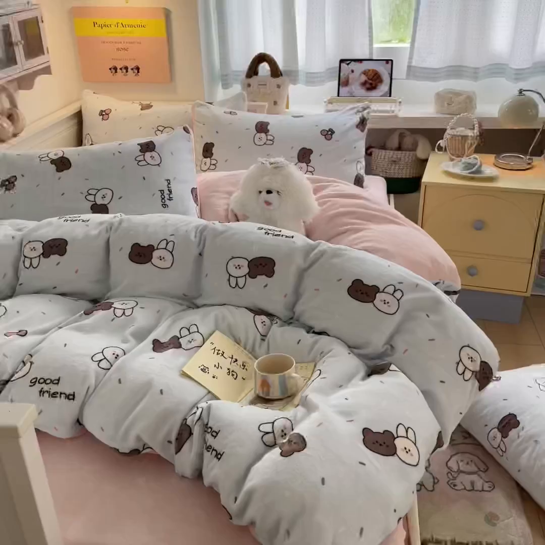 91家纺网 家纺一手货源 找家纺 金爱家 2025新款A类ins小清新少女奶油卡通可爱加厚牛奶绒四件套 绒-蓝色熊兔