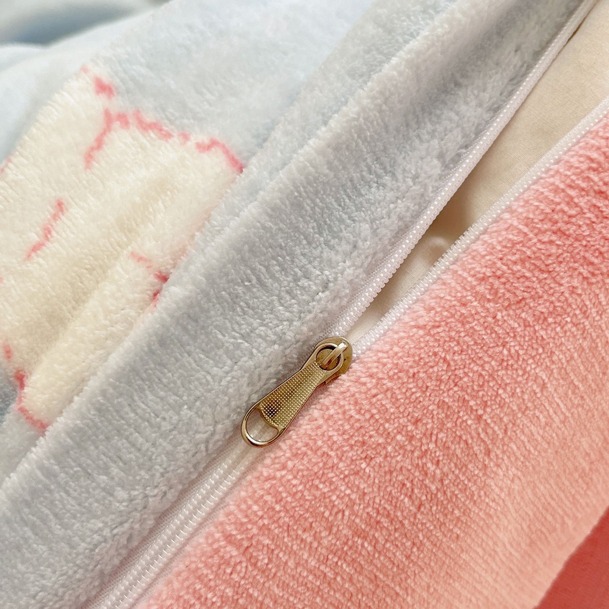 91家纺网 家纺一手货源 找家纺 金爱家 2025新款A类ins小清新少女奶油卡通可爱加厚牛奶绒四件套 绒-蓝甜心猫咪