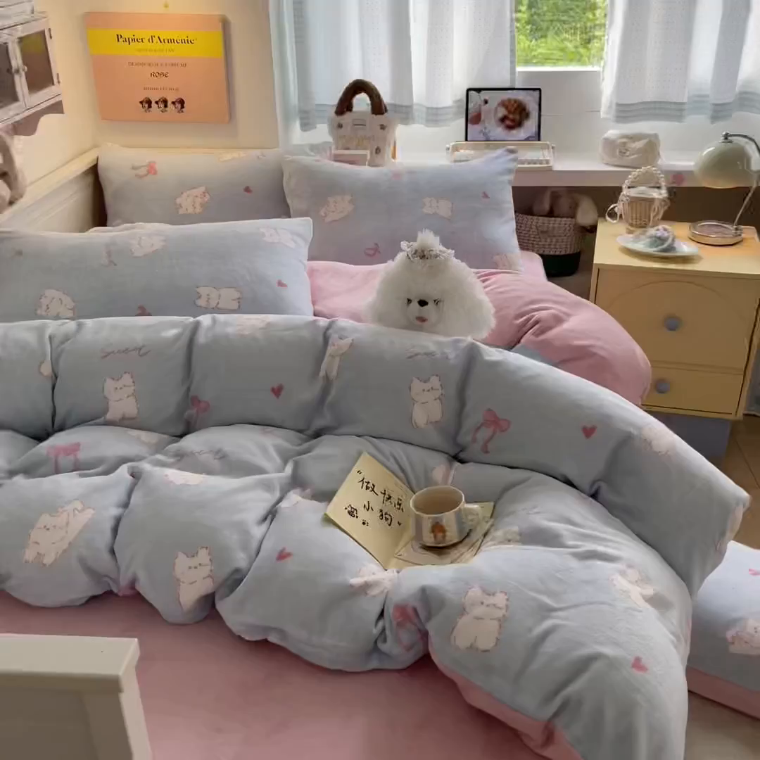 91家纺网 家纺一手货源 找家纺 金爱家 2025新款A类ins小清新少女奶油卡通可爱加厚牛奶绒四件套 绒-蓝甜心猫咪