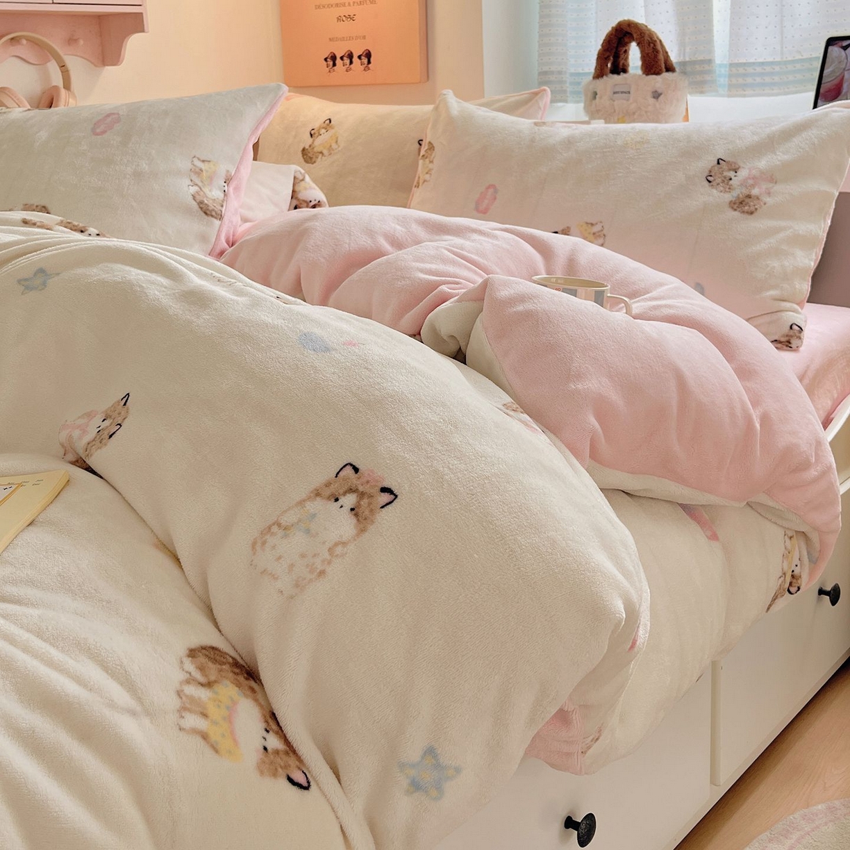 91家纺网 家纺一手货源 找家纺 金爱家 2025新款A类ins小清新少女奶油卡通可爱加厚牛奶绒四件套 绒-奶粉喵