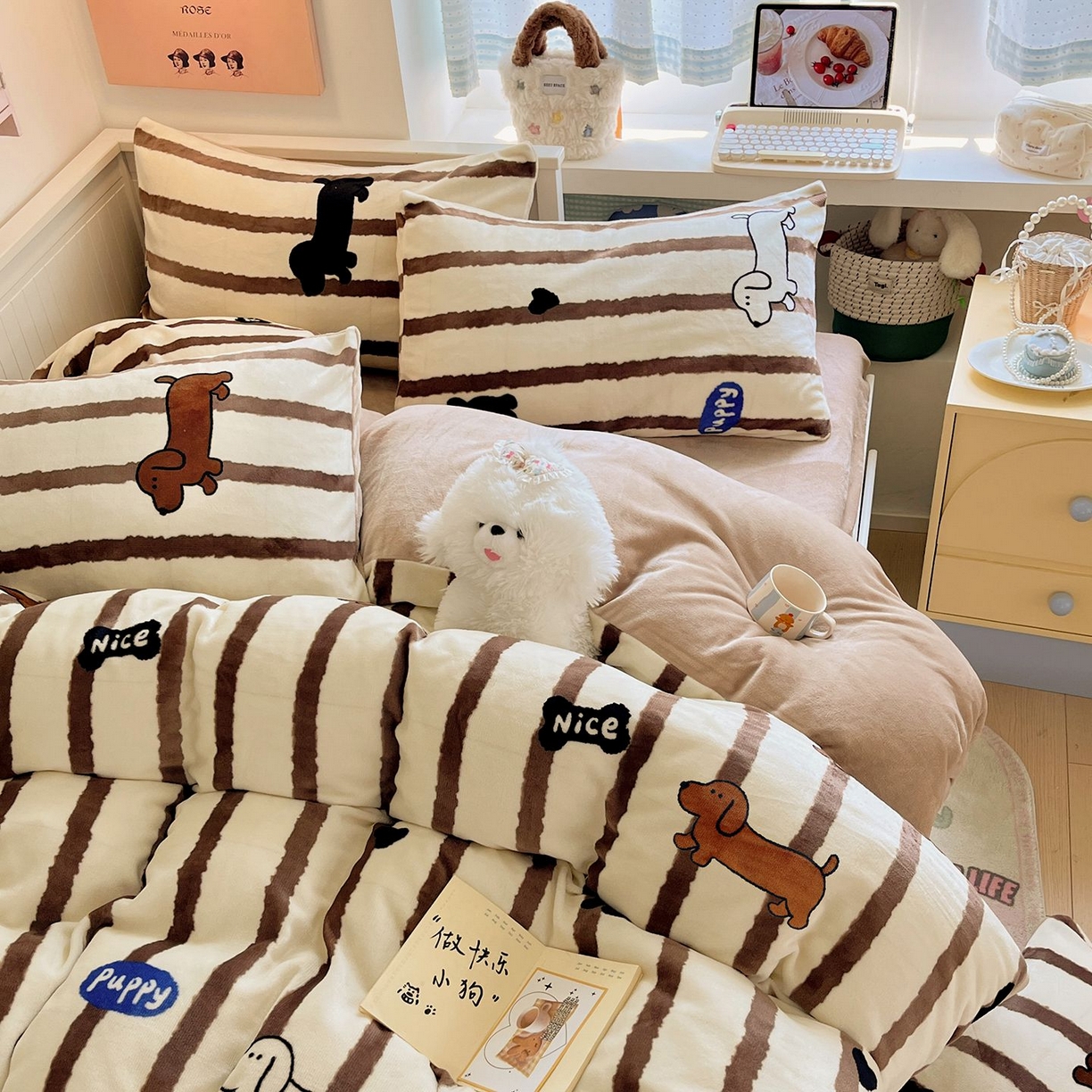 91家纺网 家纺一手货源 找家纺 金爱家 2025新款A类ins小清新少女奶油卡通可爱加厚牛奶绒四件套 绒-条纹小腊肠