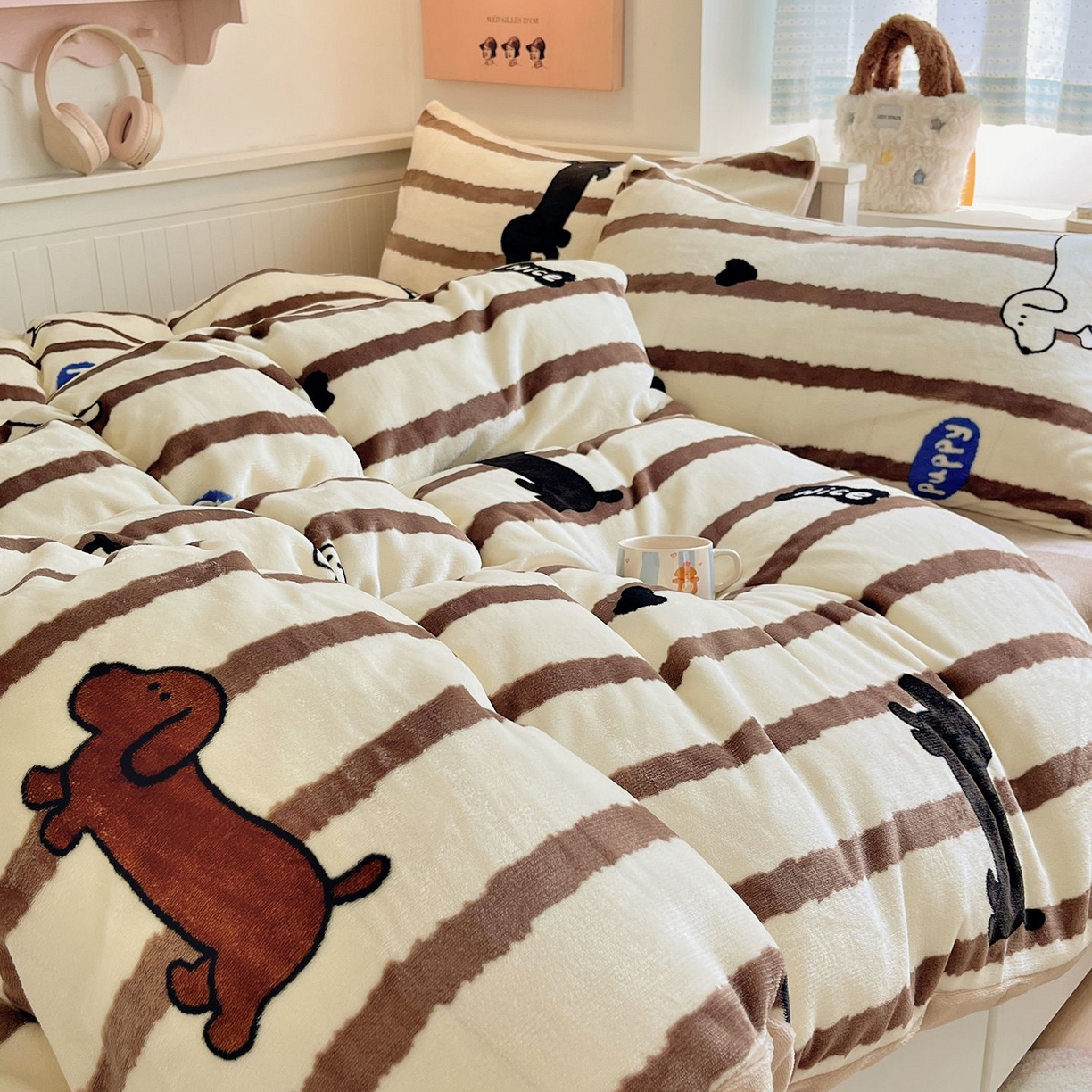 91家纺网 家纺一手货源 找家纺 金爱家 2025新款A类ins小清新少女奶油卡通可爱加厚牛奶绒四件套 绒-条纹小腊肠