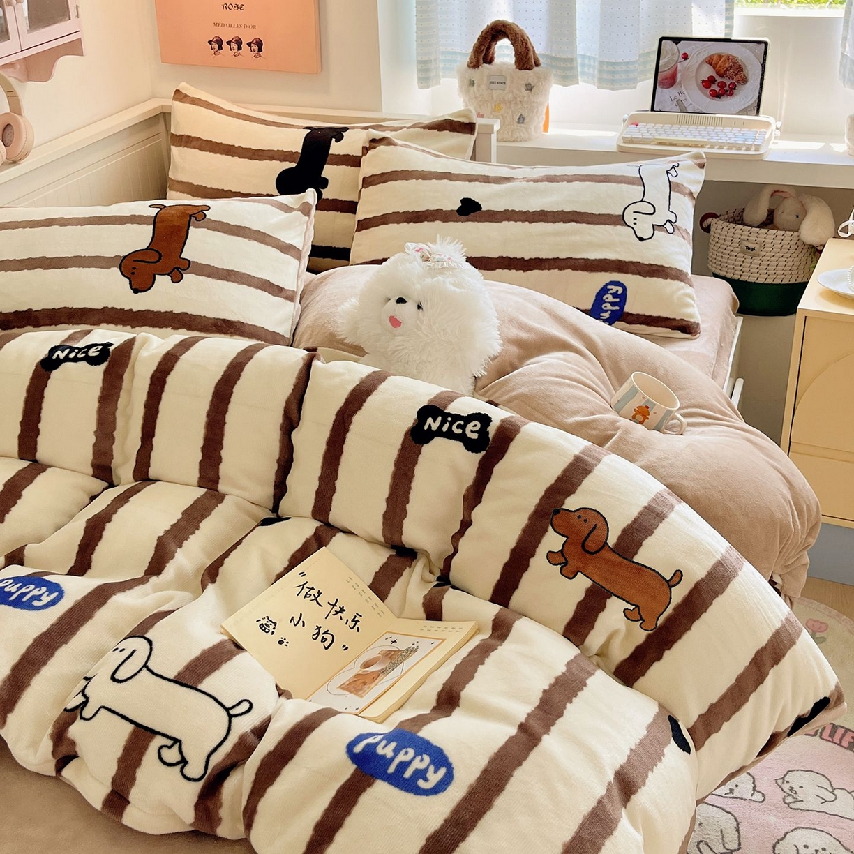 91家纺网 家纺一手货源 找家纺 金爱家 2025新款A类ins小清新少女奶油卡通可爱加厚牛奶绒四件套 绒-条纹小腊肠