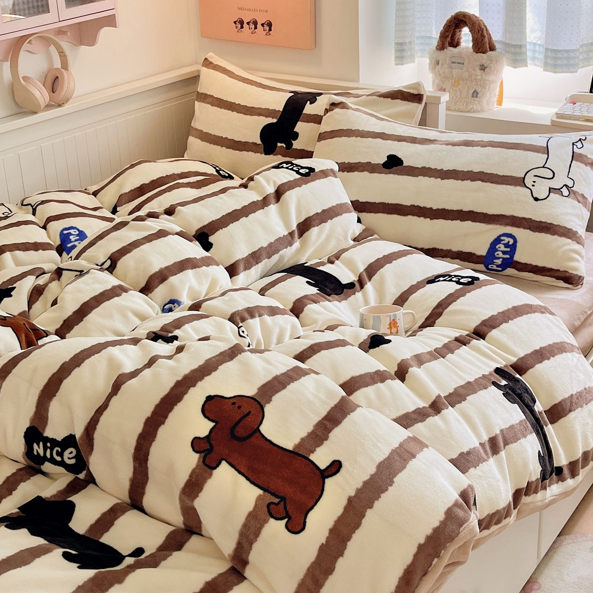 91家纺网 家纺一手货源 找家纺 金爱家 2025新款A类ins小清新少女奶油卡通可爱加厚牛奶绒四件套 绒-条纹小腊肠