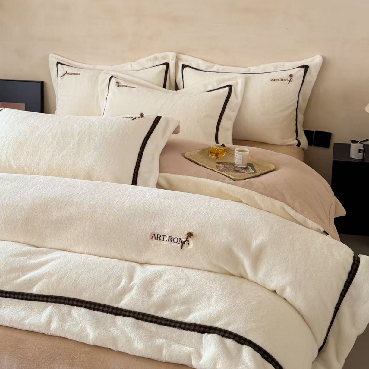 91家纺网 家纺一手货源 找家纺 玖玖爱家纺 2025新款380克高克重大兔毛四件套 奶油白