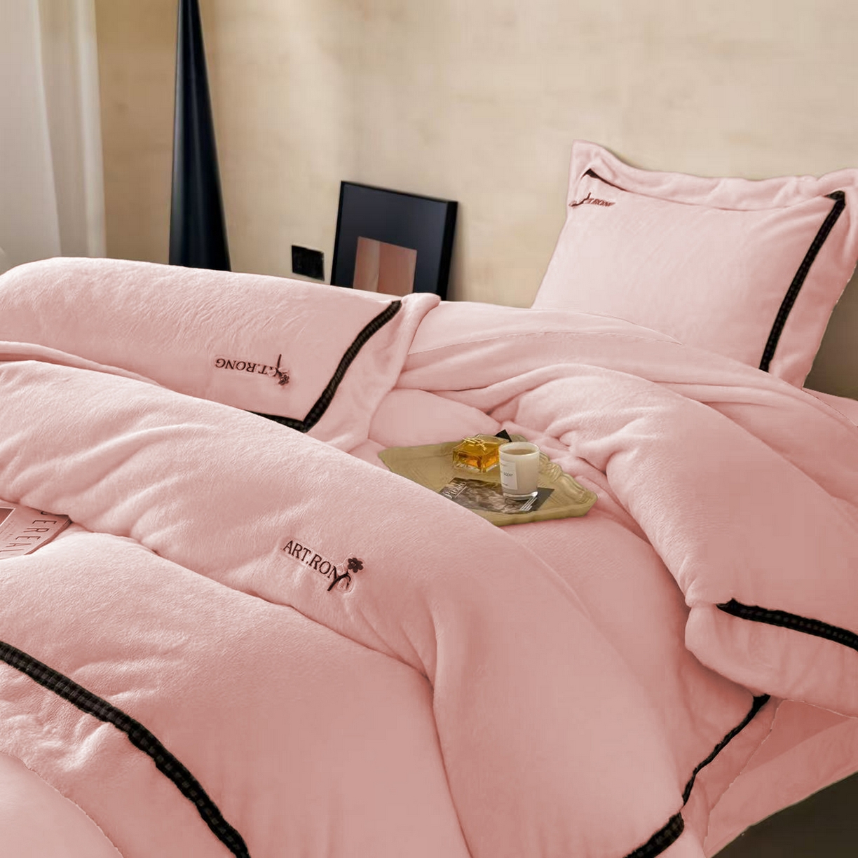 91家纺网 家纺一手货源 找家纺 玖玖爱家纺 2025新款380克高克重大兔毛四件套 樱花粉