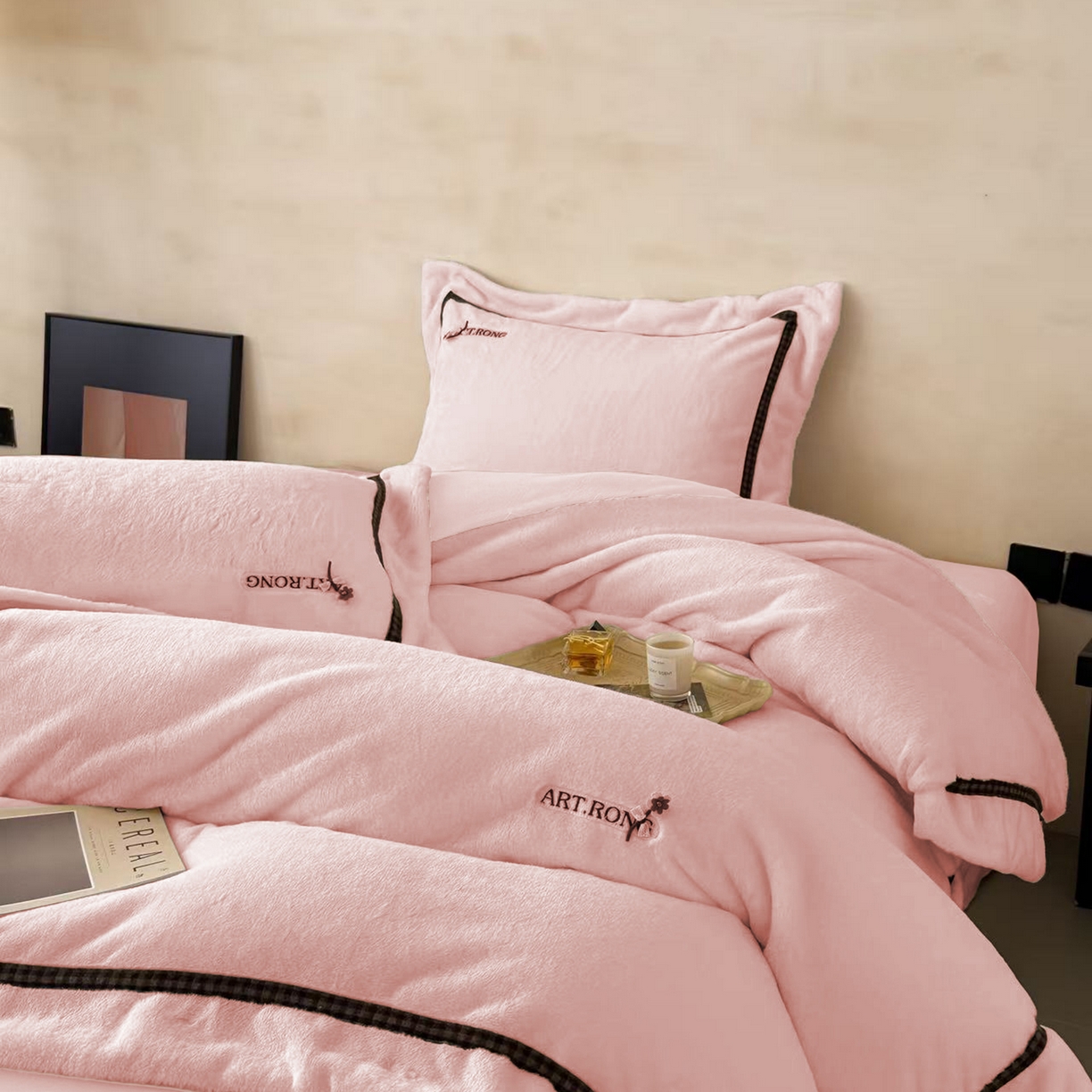 91家纺网 家纺一手货源 找家纺 玖玖爱家纺 2025新款380克高克重大兔毛四件套 樱花粉