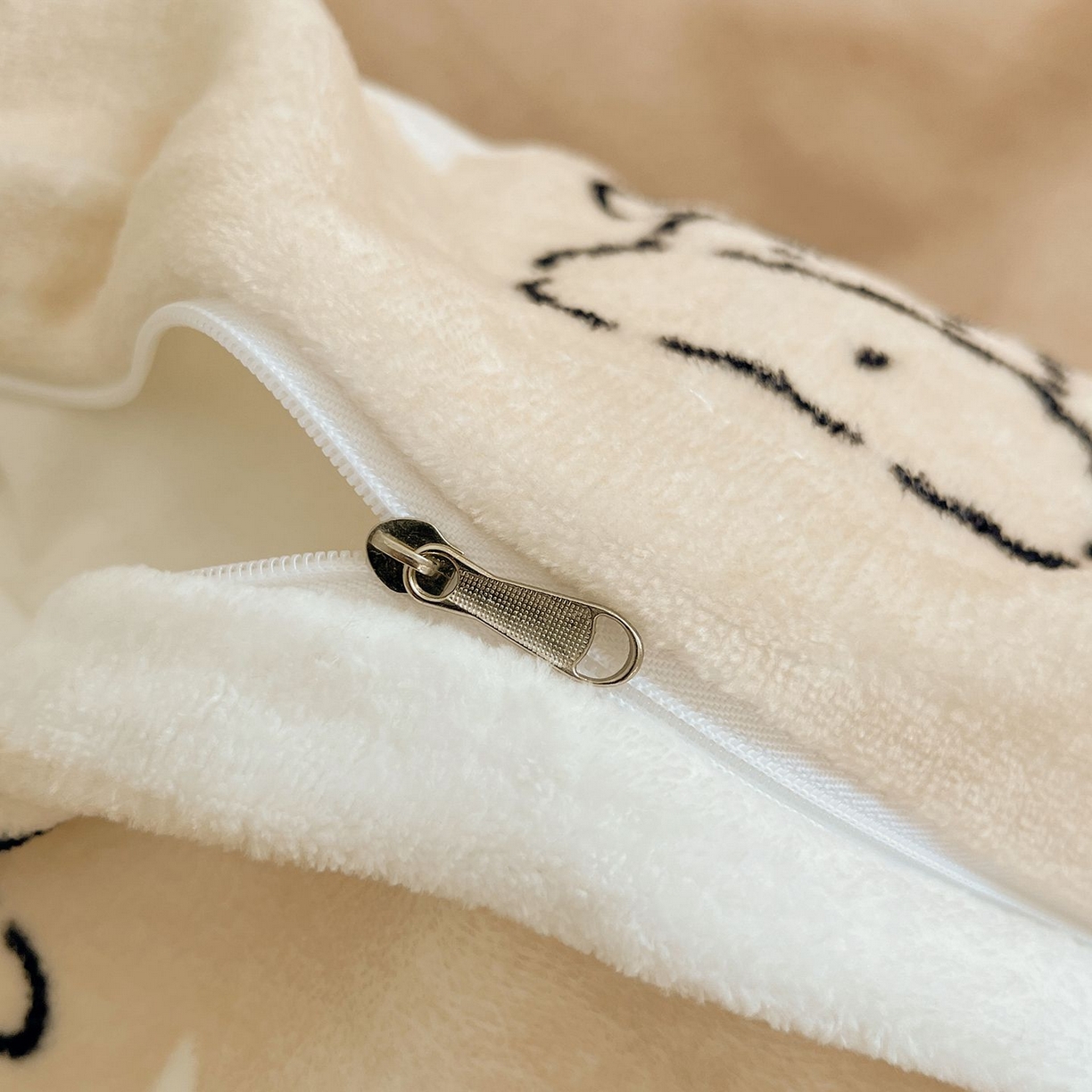 91家纺网 家纺一手货源 找家纺 金爱家 2025新款A类ins小清新少女奶油卡通可爱加厚牛奶绒四件套 绒-小涂鸦