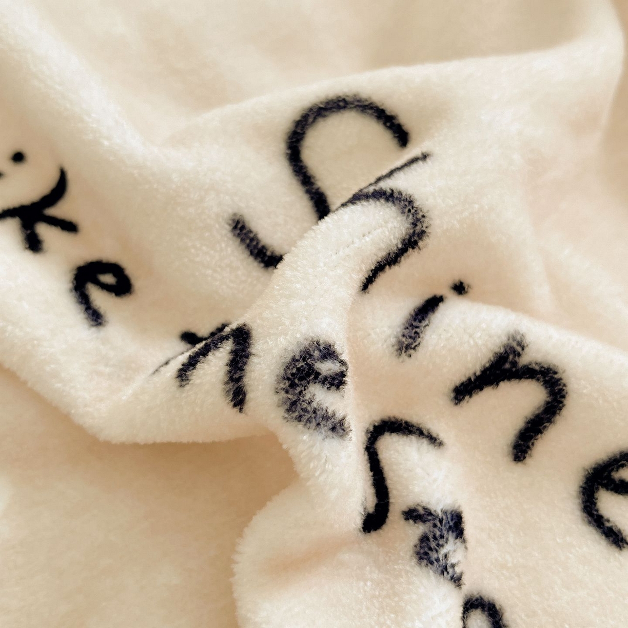 91家纺网 家纺一手货源 找家纺 金爱家 2025新款A类ins小清新少女奶油卡通可爱加厚牛奶绒四件套 绒-小涂鸦