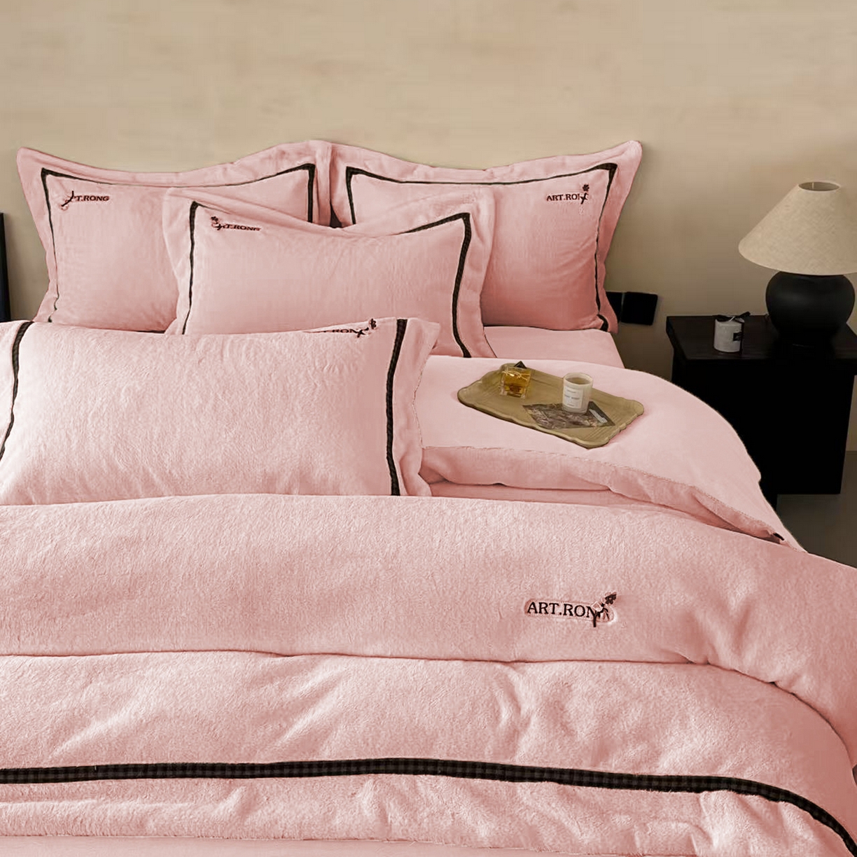 91家纺网 家纺一手货源 找家纺 玖玖爱家纺 2025新款380克高克重大兔毛四件套 樱花粉