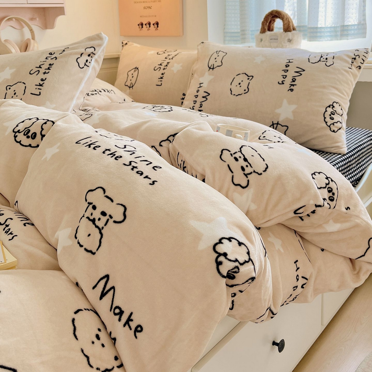 91家纺网 家纺一手货源 找家纺 金爱家 2025新款A类ins小清新少女奶油卡通可爱加厚牛奶绒四件套 绒-小涂鸦