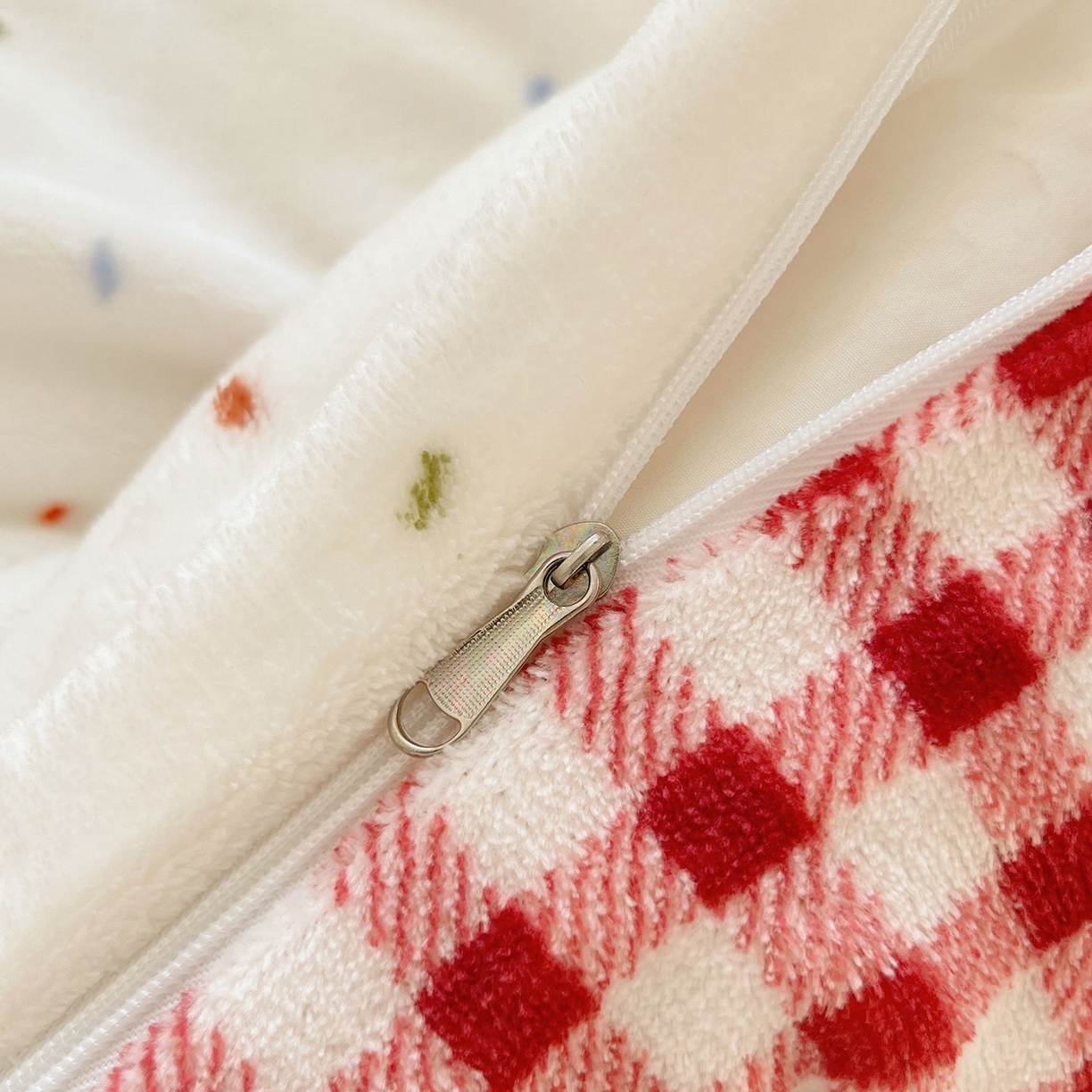 91家纺网 家纺一手货源 找家纺 金爱家 2025新款A类ins小清新少女奶油卡通可爱加厚牛奶绒四件套 绒-樱桃奶冻