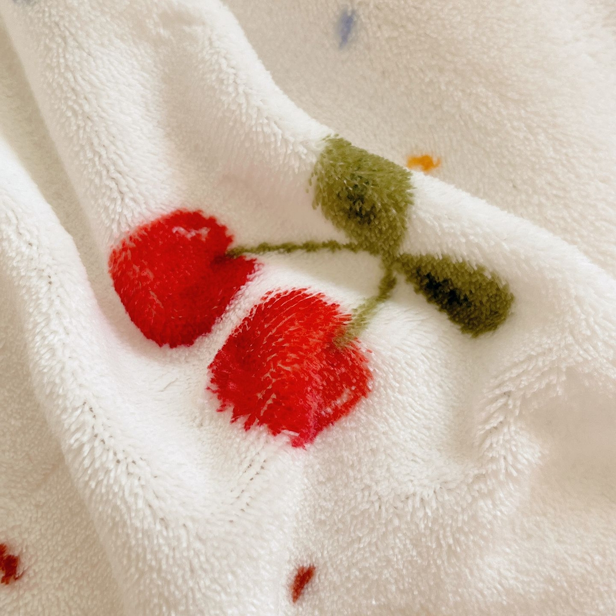 91家纺网 家纺一手货源 找家纺 金爱家 2025新款A类ins小清新少女奶油卡通可爱加厚牛奶绒四件套 绒-樱桃奶冻