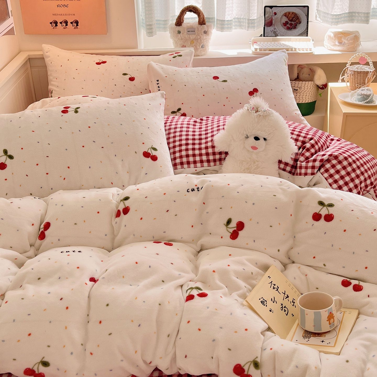 91家纺网 家纺一手货源 找家纺 金爱家 2025新款A类ins小清新少女奶油卡通可爱加厚牛奶绒四件套 绒-樱桃奶冻