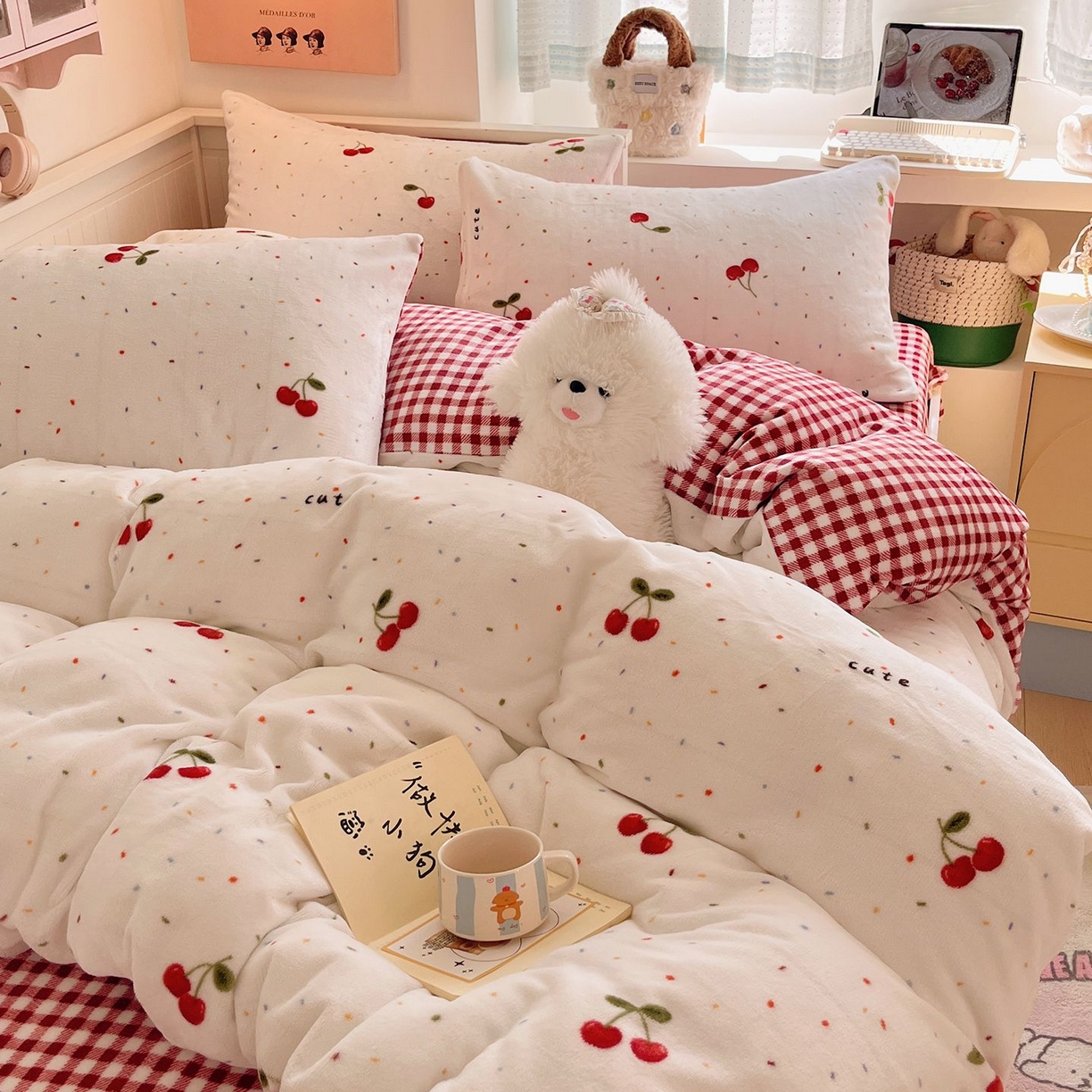 91家纺网 家纺一手货源 找家纺 金爱家 2025新款A类ins小清新少女奶油卡通可爱加厚牛奶绒四件套 绒-樱桃奶冻